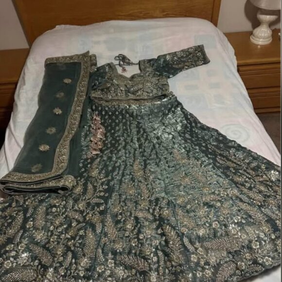 Partywear dresses - Picture 4 of 4